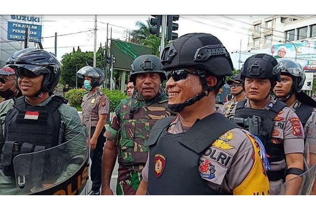 Pasukan Kodam Tanjungpura dan Brimob Pecah Konsentrasi Massa di Kota Pontianak