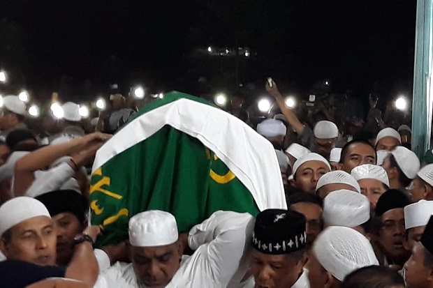 Ribuan Warga Padati Pemakaman Ustaz Arifin Ilham