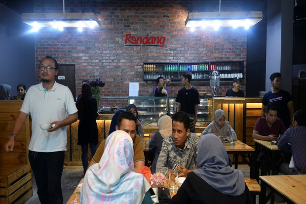 Aparat Malaysia Menyamar Pelayan untuk Tangkap Muslim Tak Puasa Ramadhan