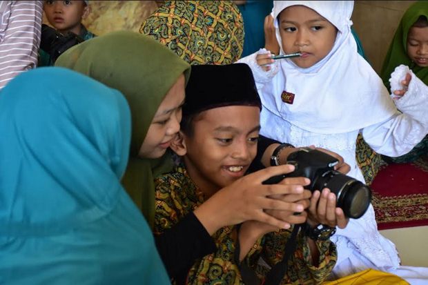 Stikom Media Kenalkan Profesi Fotografer pada Anak Panti Asuhan