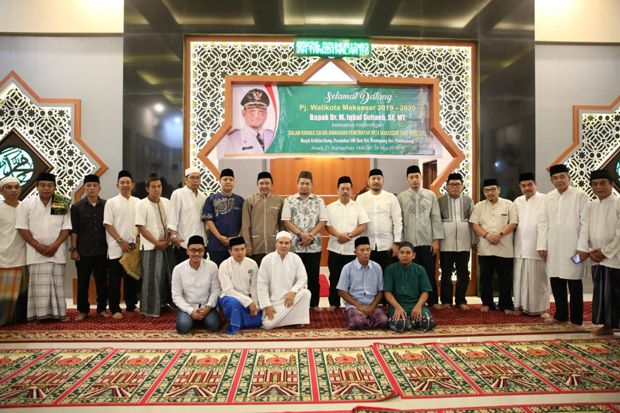 Pj Wali Kota Iqbal Salat Subuh Berjamaah di Masjid Al Ikhlas Kompleks UMI
