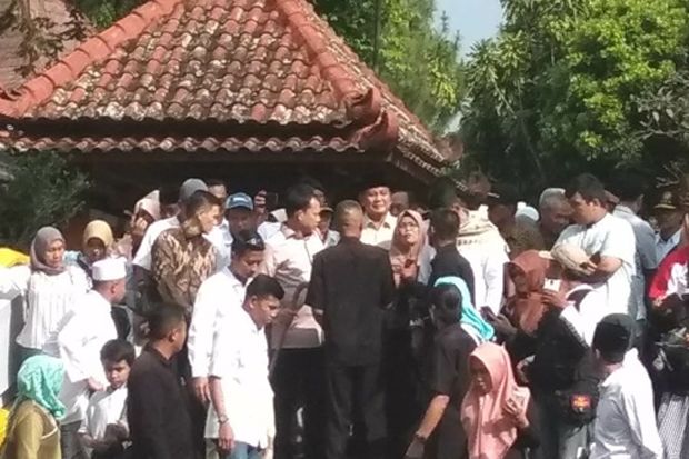 Didampingi Sang Putra, Prabowo Berziarah ke Makam Soeharto