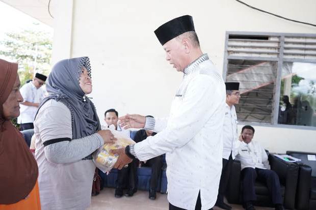 436 Petugas Kebersihan Kota Tanjungpinang Terima Paket Sembako