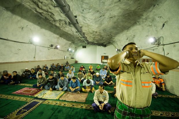 Salat Tarawih di Masjid Terdalam di Dunia