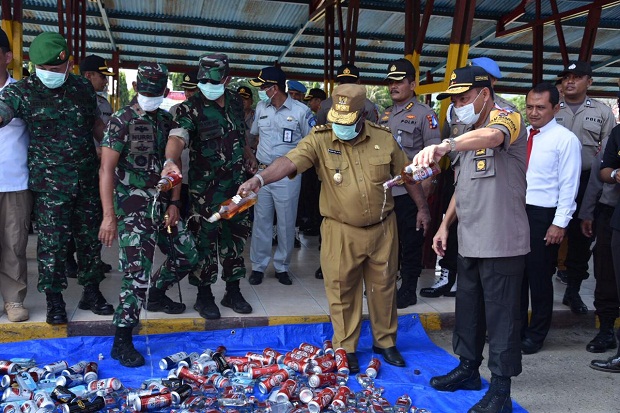 Polda Papua Musnahkan Ribuan Botol Miras Ilegal