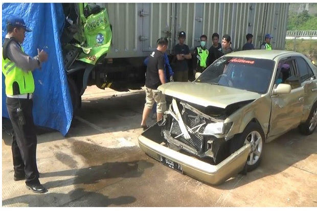 Dua Mobil Berplat Jakarta Bertabrakan di Tol Batang-Semarang