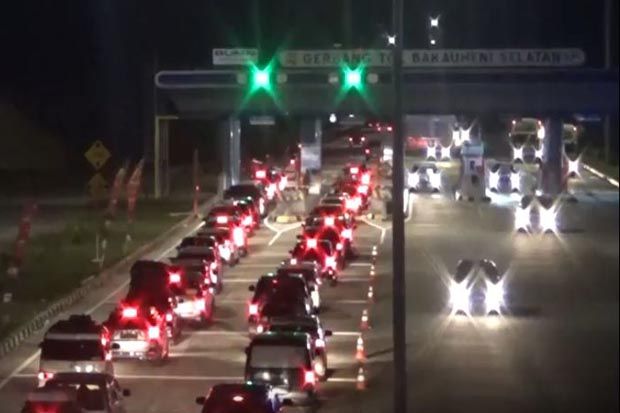 Malam Ini Terjadi Antrean Kendaraan di Gerbang Tol Bakauheni Selatan