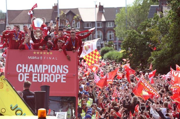 Trofi Liga Champions Diarak Keliling Kota Liverpool