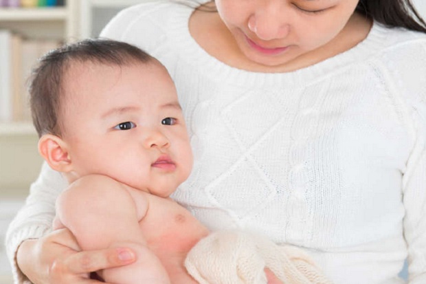 5 Cara Mengatasi Cegukan pada Bayi yang Baru Lahir