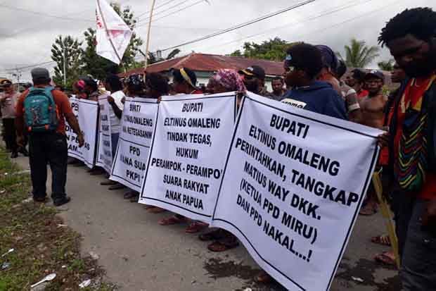 Puluhan Massa Partai PKPI Demo di Kantor Bawaslu Timika Papua