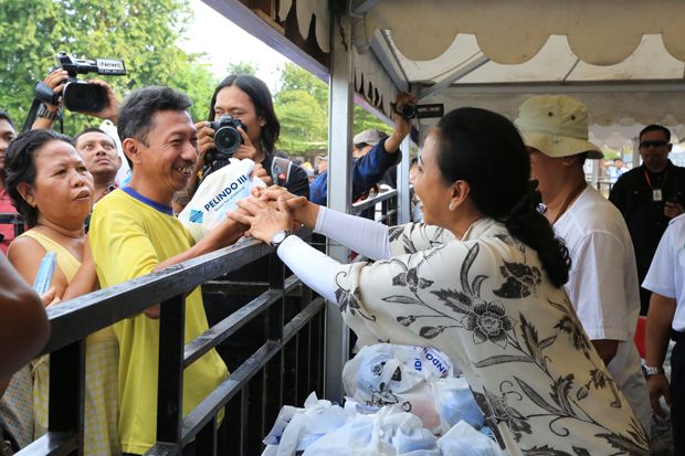 Rini Soemarno Bagikan 3.000 Paket Sembako Murah di Surabaya