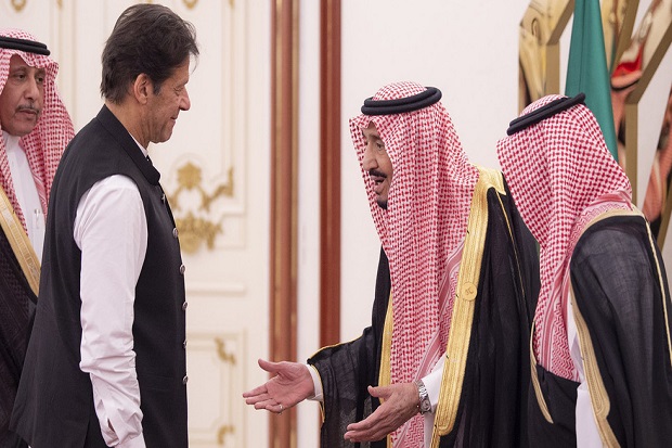 Heboh, PM Pakistan Diduga Cuekin Raja Salman saat Tiba di Makkah