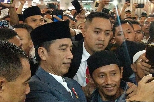 Usai Salat Id di Masjid Istiqlal, Warga Rebutan Selfie Bareng Jokowi