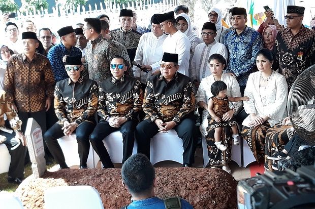 Ziarah, SBY dan Keluarga Pakai Batik Pilihan Ani Yudhoyono