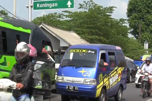 Jalur Wisata Cirebon-Kuningan Macet, Kendaraan Merayap 3 Kilometer