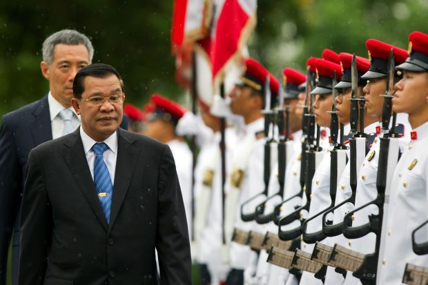 PM Kamboja Tuduh PM Singapura Dukung Genosida Khmer Merah