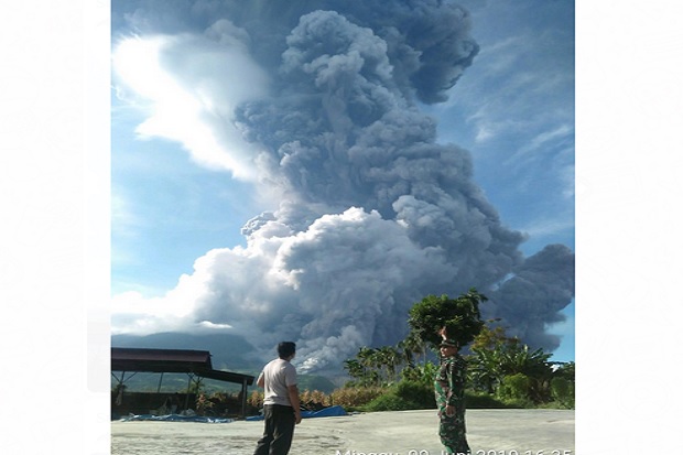Gunung Sinabung Erupsi, Lontarkan Abu Vulkanik Sejauh 7 Km