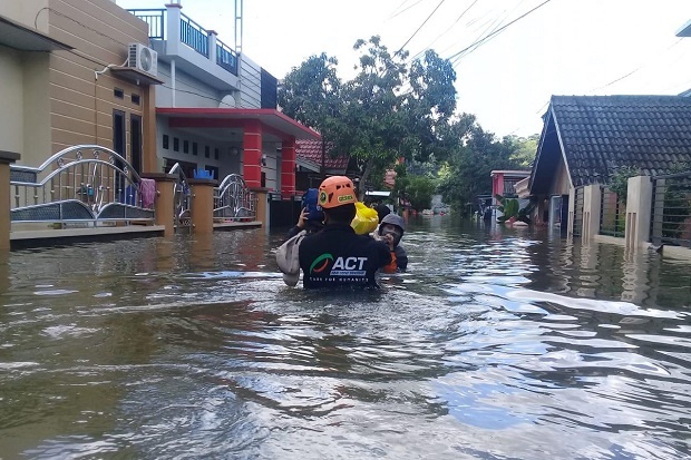 MRI-ACT Kaltim Salurkan Bantuan untuk Korban Banjir Besar Samarinda