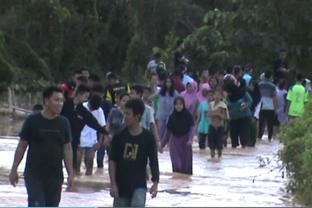 Kedinginan, Warga Korban Banjir di Konawe Dievakuasi Massal