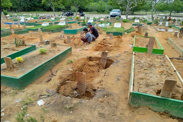 Diguyur Hujan, Belasan Makam di Kota Pekanbaru Ambles