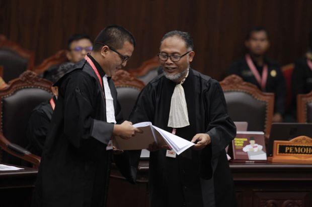 Di Hadapan Hakim MK, Tim Prabowo Pertanyakan Keabsahan Jokowi-Maruf