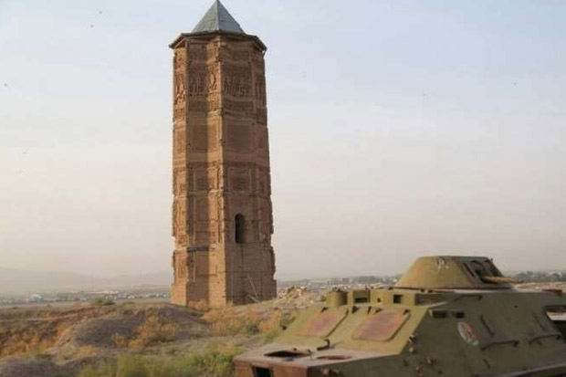 Menara Kuno di Afghanistan Runtuh