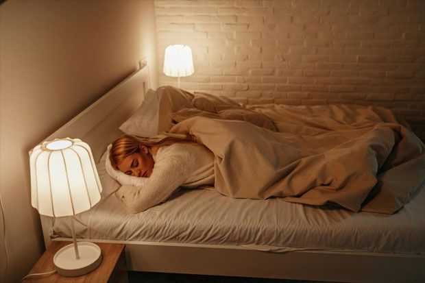 Tidur dengan Cahaya Lampu Bikin Gemuk, Ini 5 Cara Mengatasinya!
