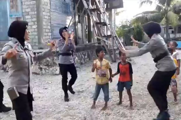 Pascabentrokan di Buton, Polwan Cantik Hibur Anak-anak dengan Beragam Permainan