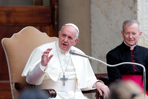 Pasca Serangan Tanker, Paus Francis Desak Semua Pihak Tahan Diri
