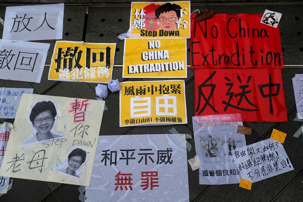 China Tidak akan \Izinkan\ Pemimpin Hong Kong Mundur