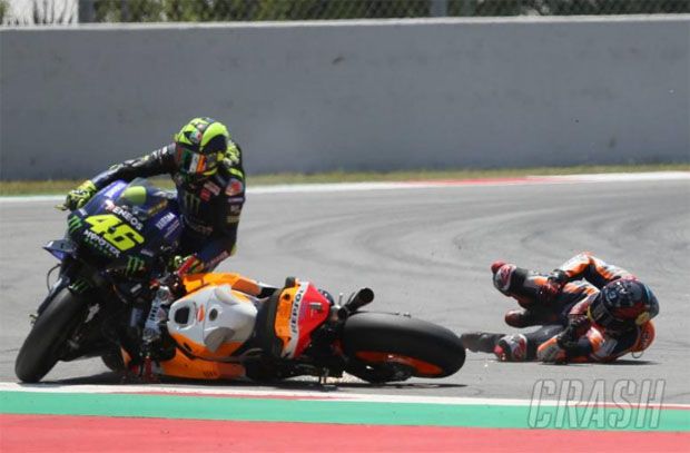 Jadi Korban Kecelakaan Beruntun, Rossi Enggan Salahkan Lorenzo