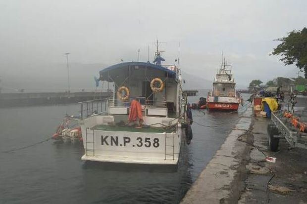 Kapal Patroli KPLP Ternate Evakuasi Penumpang Kapal KMP Permata Lestari v yang Kandas