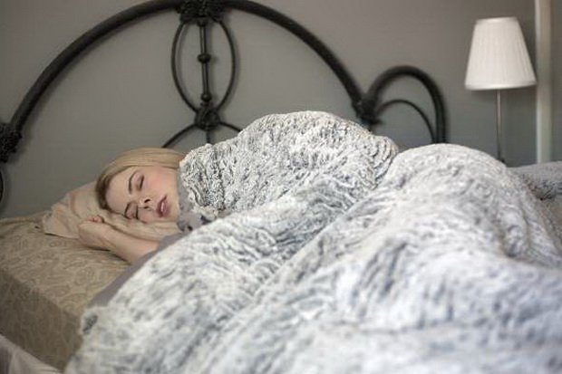 Tidur dengan Televisi atau Lampu Menyala Bisa Akibatkan Obesitas