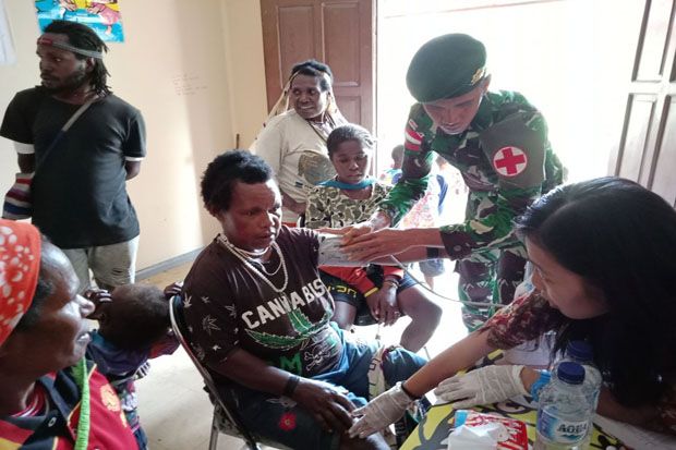 TNI Berikan Pelayanan Kesehatan Gratis Bagi Warga Timika Papua