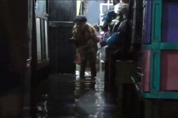 2 Jam Diguyur Hujan Deras, Banjir Genangi Rumah Warga Sei Silau Medan