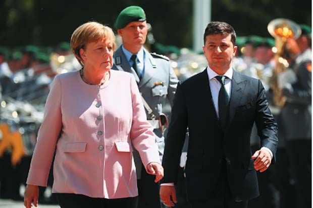 Dehidrasi, Angela Merkel Hampir Pingsan Sambut Presiden Ukraina