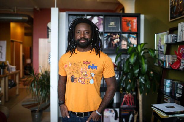Marlon James Tak Pernah Mau Menulis di Rumah Sendiri