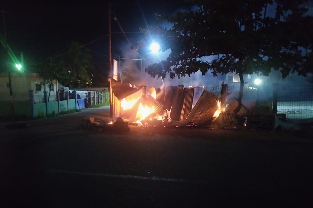 Kota Sorong Mencekam, Massa Blokade Jalan dan Lakukan Pembakaran