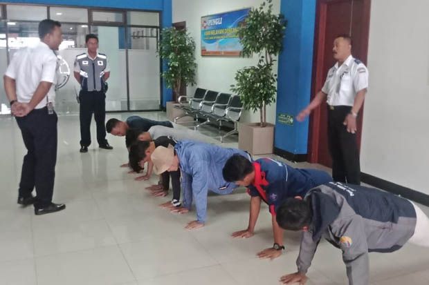 6 Remaja Dihukum Push Up Gara-Gara Iseng di Skybridge Terminal Tirtonadi