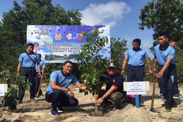 Hari Bhakti Ke-72 TNI AU, Wabup Kobar Tanam 1.000 Pohon di Kompleks Lanud Iskandar