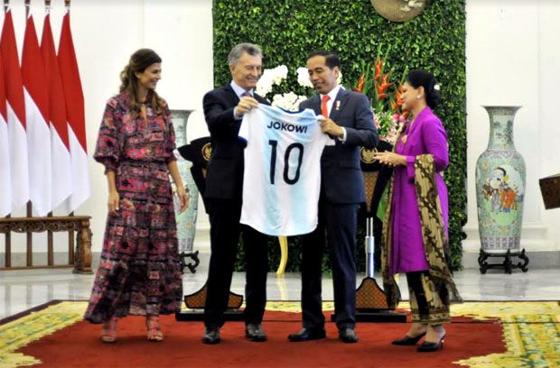 Jokowi Dapat Jersey Lionel Messi dari Presiden Argentina