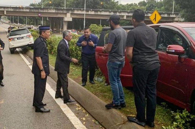 Raja Malaysia Hentikan Mobilnya untuk Menolong Korban Kecelakaan
