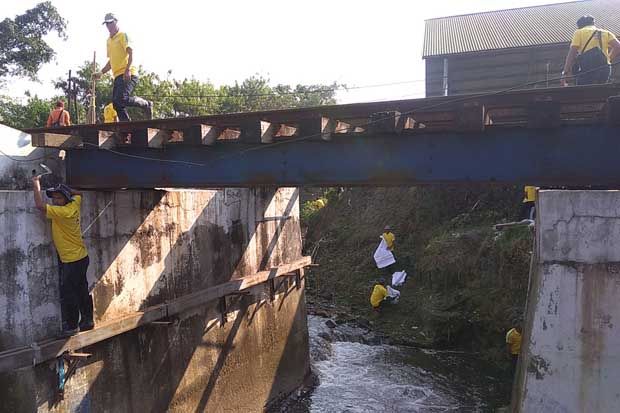 100 Personel PT KAI Bersihkan Anak Sungai Citarum