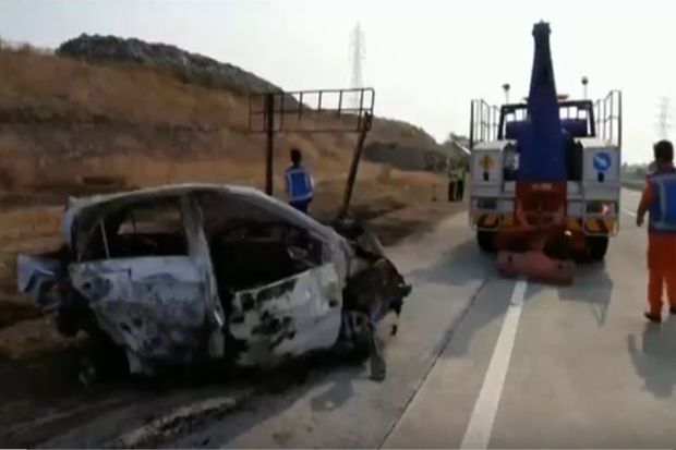 Minibus Ditumpangi Sepasang Sejoli Terbakar, 1 Tewas