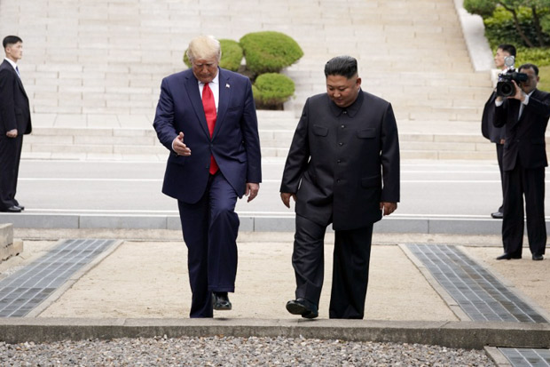 Bertemu Jong-un di DMZ, Trump Presiden AS Pertama Injakkan Kaki di Korut