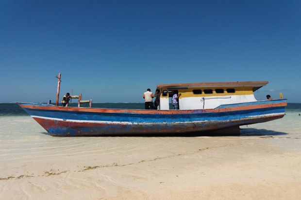 Hilang di Pantai Wini,...