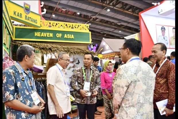 Kerajinan Limbah Kayu Sedot Perhatian Pengunjung Apkasi Expo  2019