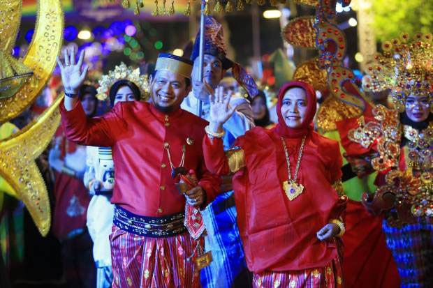 Baju Bodo dan Jas Tutup Ramaikan Semarang Night Carnaval 2019