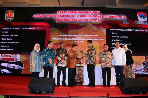 Wali Kota Gorontalo Pimpin Sidang Pleno Rakernas APEKSI XIV 2019