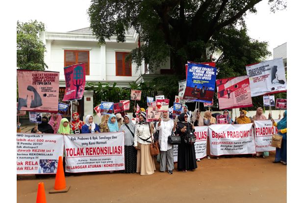 Emak-emak Geruduk Rumah Prabowo, Desak Tolak Rekonsiliasi